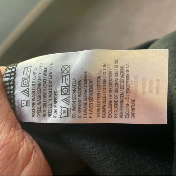 Set of 2 Isaac Mizrahi Sleeveless Women's Tops. Grey and black. - Picture 7 of 7